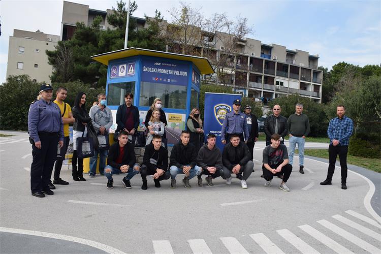 Slika /PU_SD/dan%20ljubaznosti%20u%20prometu%20.JPG