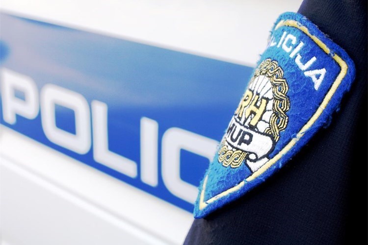 Slika PU%20splitsko-dalmatinska%202022/Vijesti%20(svakodnevno)/policija%20natpis.JPG