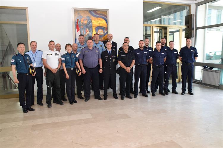 Slika PU_SD/strani%20policiajci1.jpg